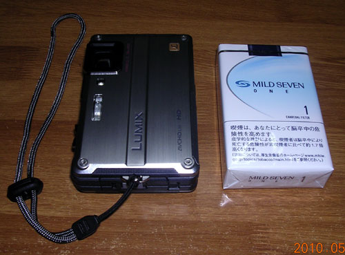 Panasonic �h���f�W�J��DMC-FT2 �^�o�R�Ƃ̑傫����r