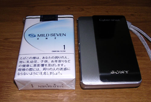 SONY �h���f�W�J�� DSC-TX5 �^�o�R�Ƃ̑傫����r ���ق̃~�j�T�C�Y